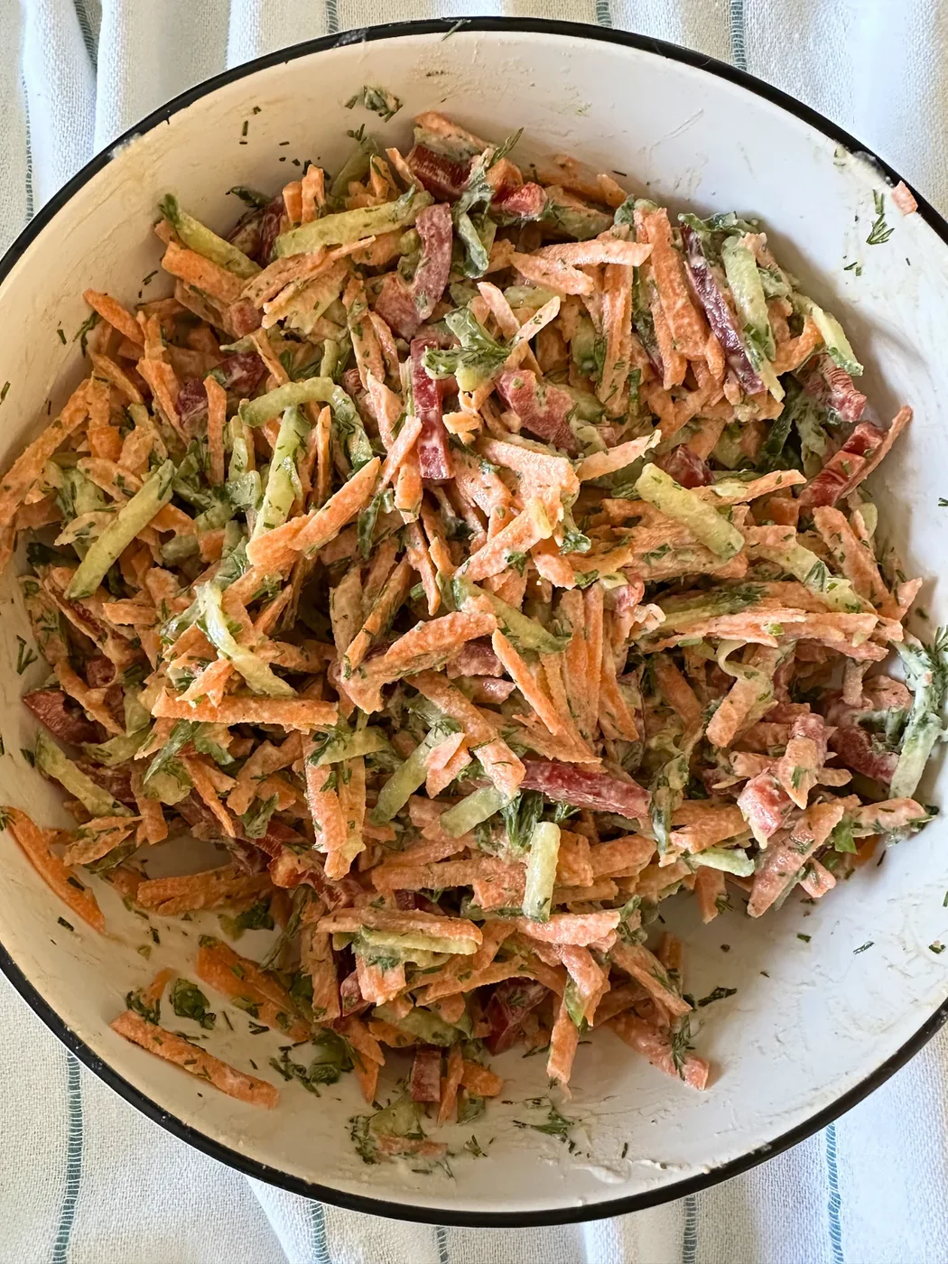 Салат с морковью, огурцом и красным перцем