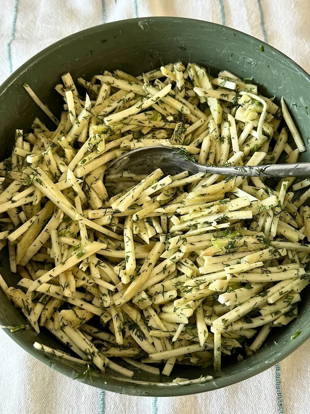 Салат с корнем сельдерея и яблоком