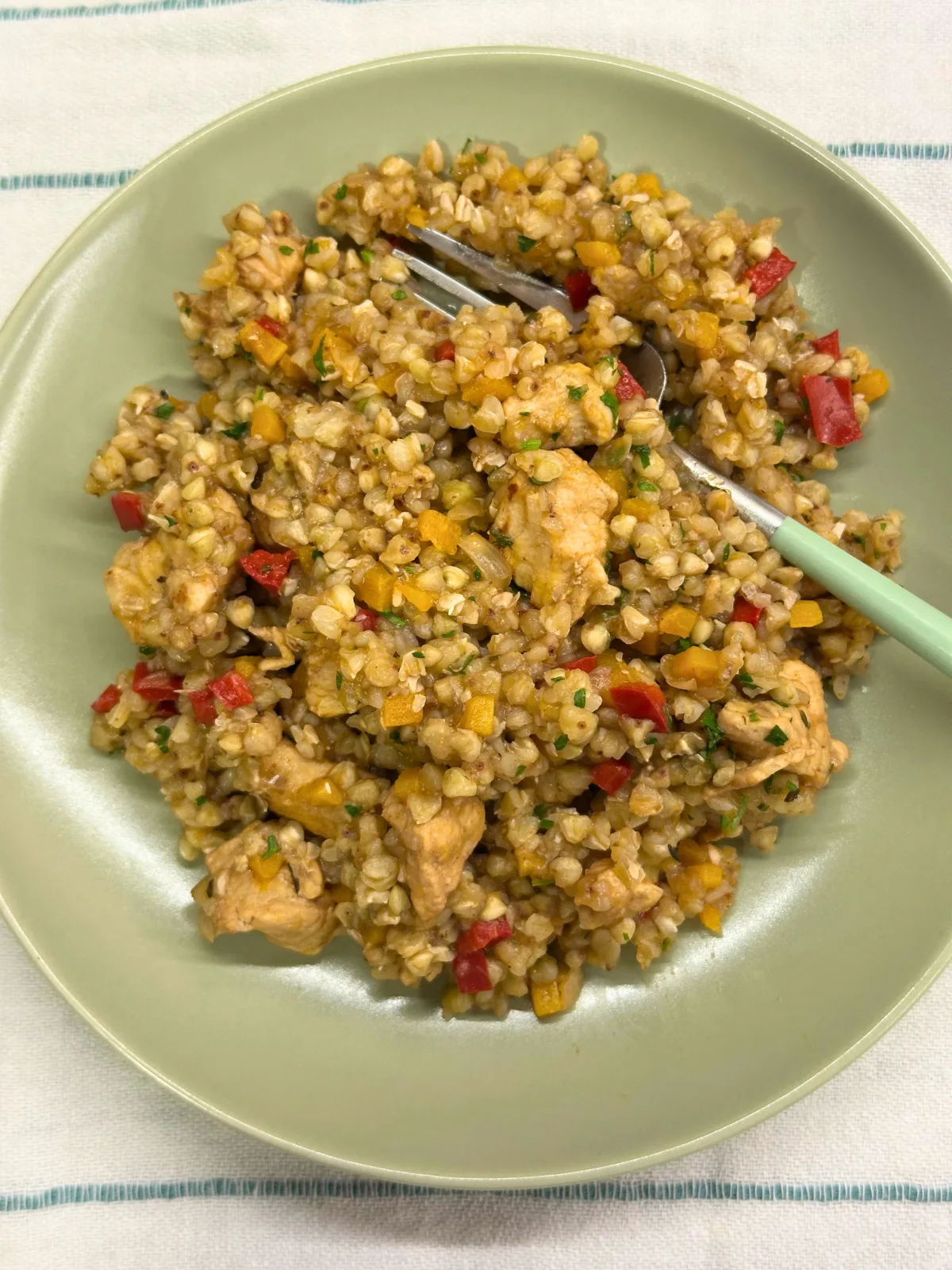 Зелёная гречка с индейкой и овощами
