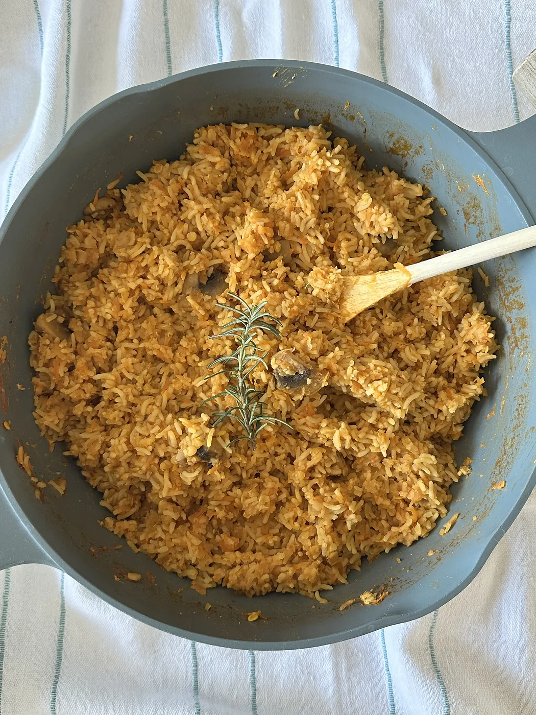 Плов с чечевицей и грибами