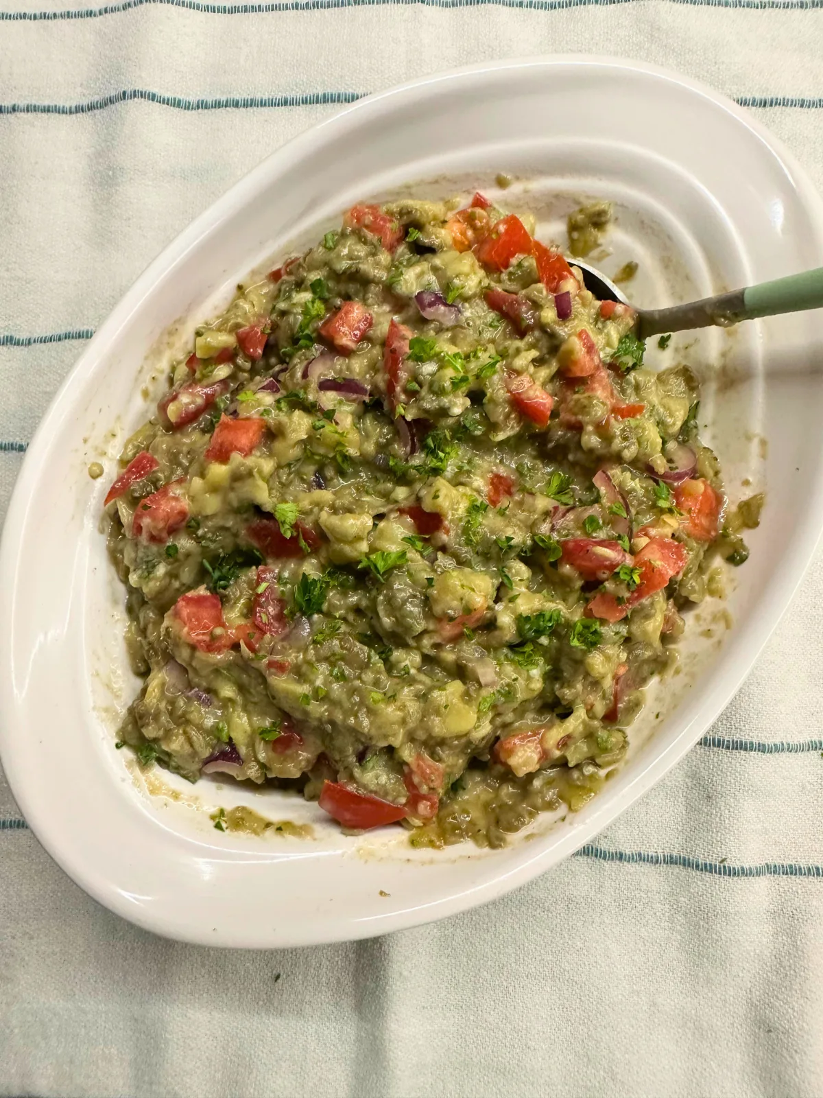 Салат из печеных баклажанов с томатами и тахини