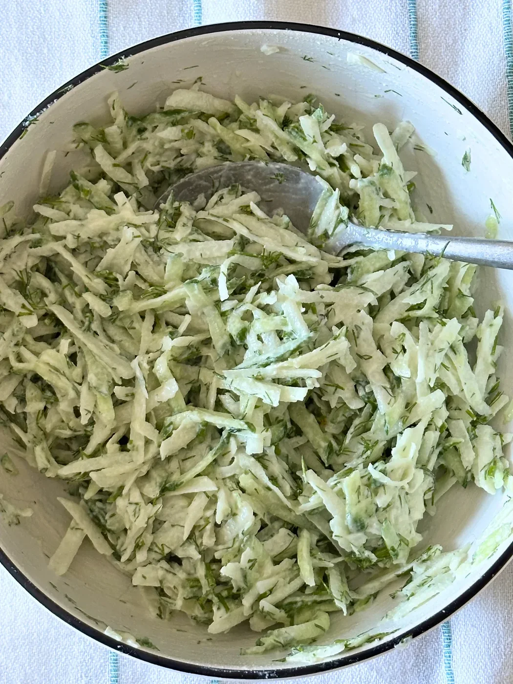 Салат из кольраби и огурца с йогуртом