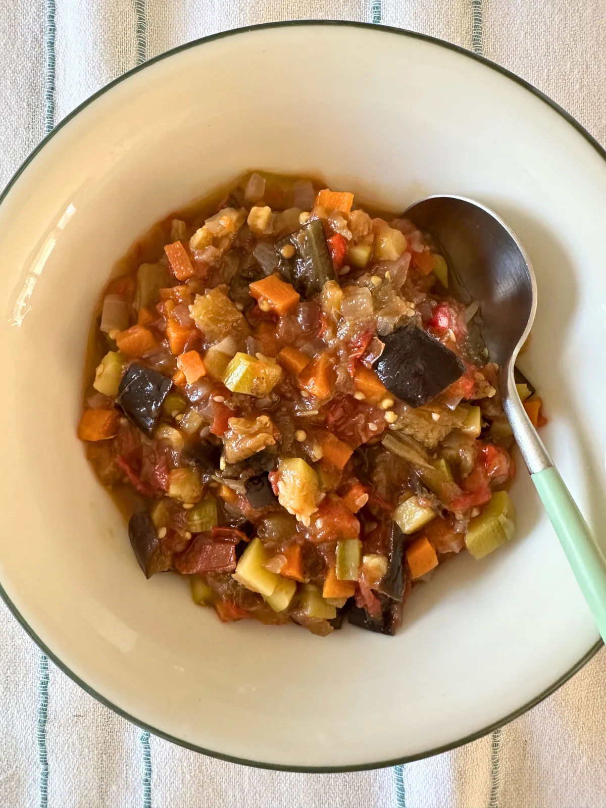 Теплый салат из баклажанов с овощами