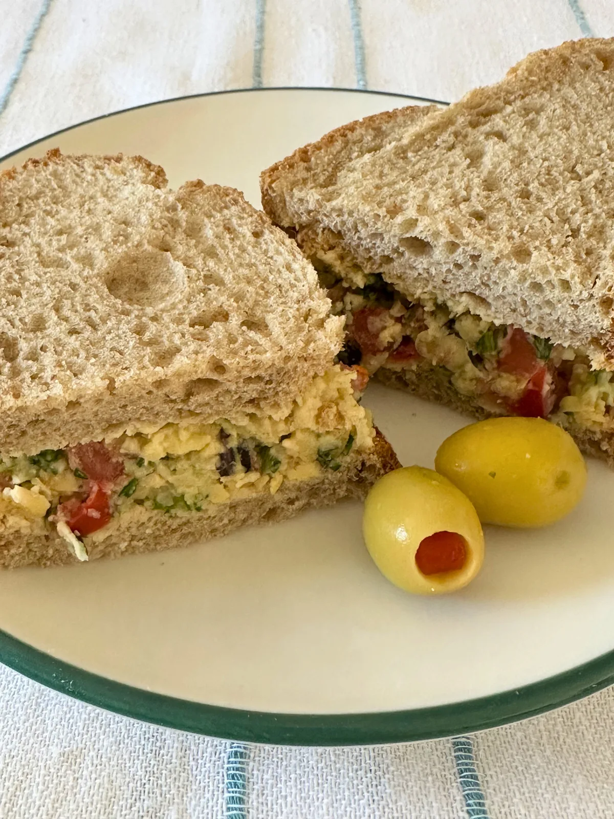 Тост с нутом, оливками и овощами